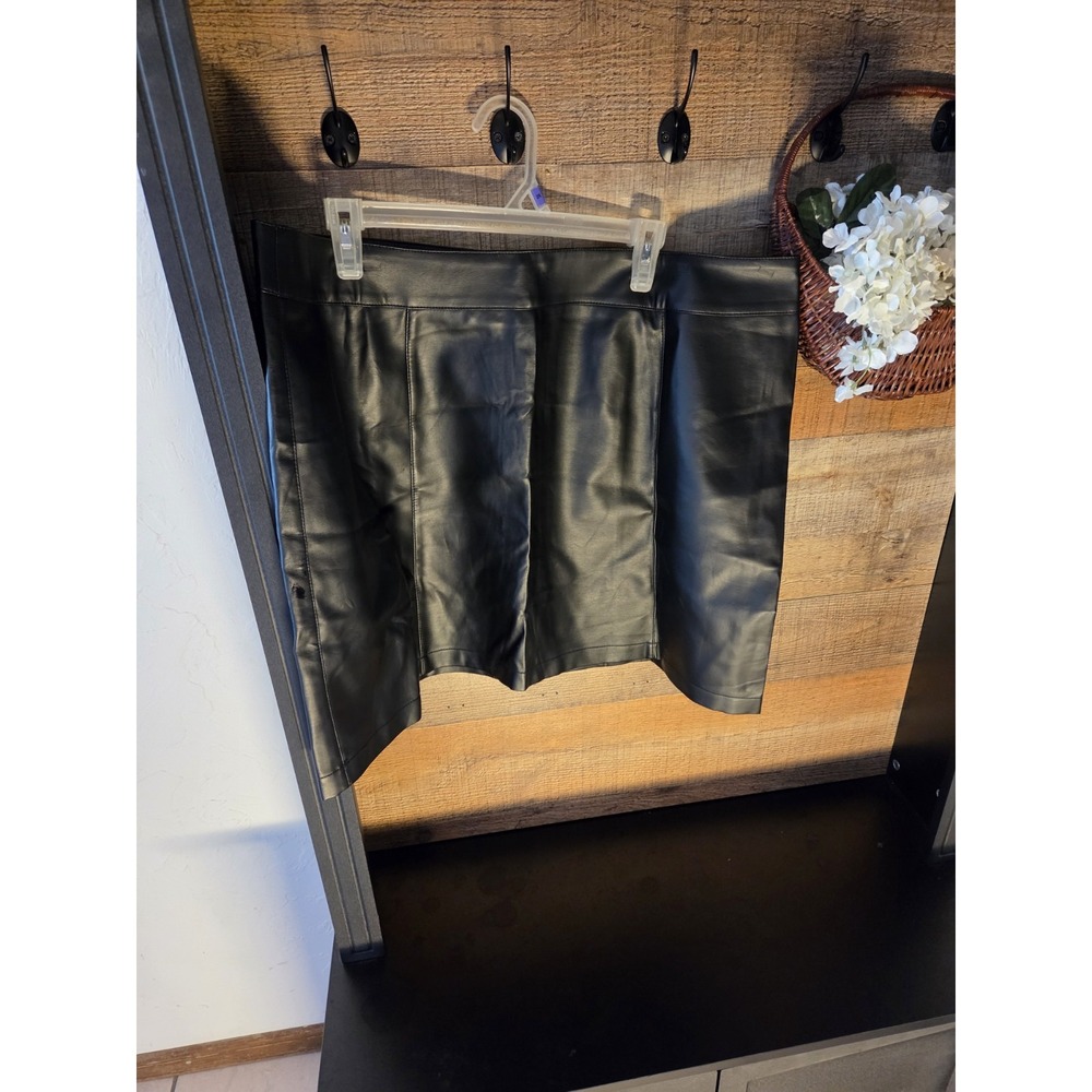 Forever 21 Faux Leather Mini Skirt Black 3x, Glamor, party, vampy